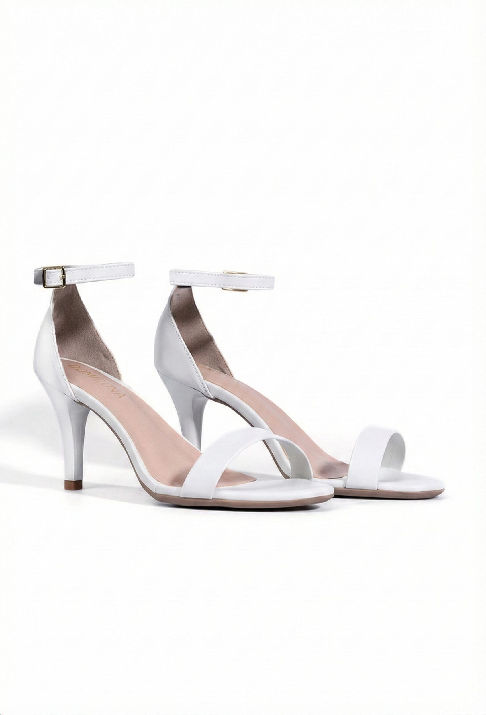 Mulher usando Sandália Feminina Branca Salto Alto Tira Única em evento