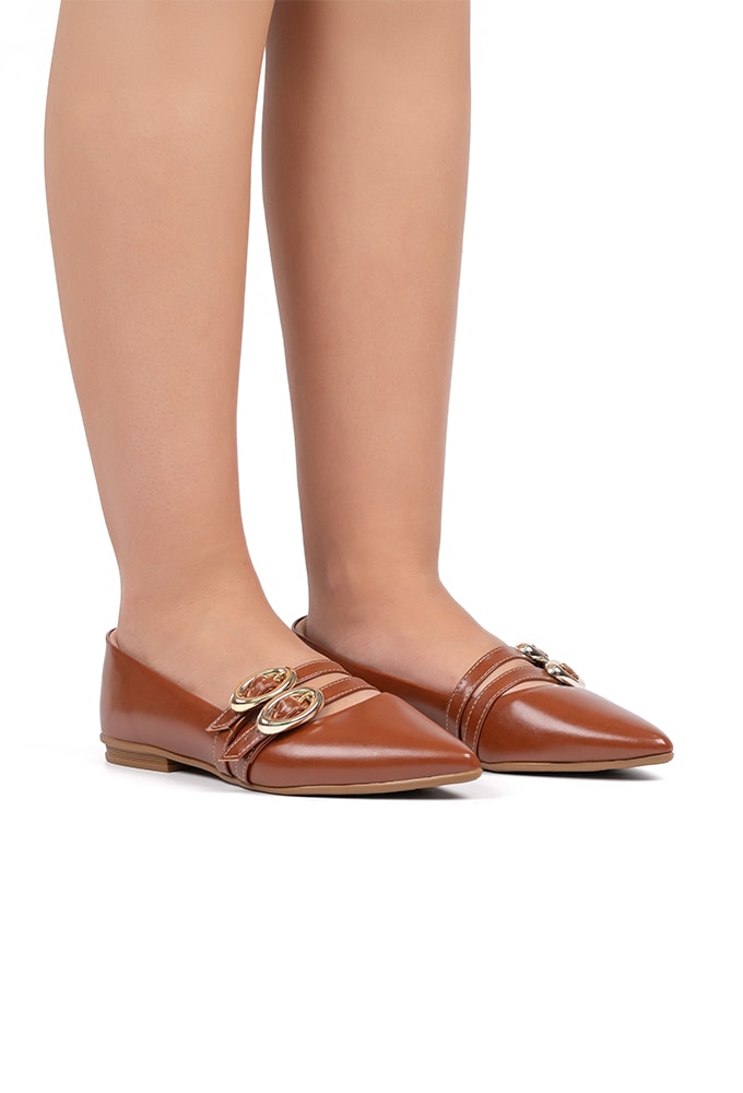 Mulher Usando a Sapatilha Bico Fino Caramelo Domidona.