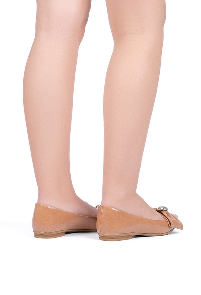 Sapatilha Bico Fino Caramelo em Close Mostrando Parte Traseira