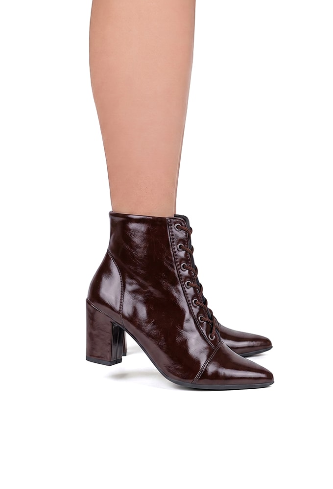 Lateral da bota cano curto marrom rocha salto bloco