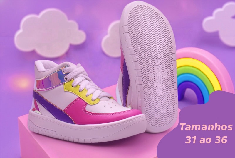 Par de tênis infantil feminino de cano alto com recortes nas cores rosa, roxo, amarelo e detalhes holográficos brilhantes. O produto está sobre um bloco rosa com um fundo lilás decorado com nuvens e um arco-íris. No canto inferior direito, o texto "Tamanhos 31 ao 36" aparece sobre uma etiqueta roxa.
