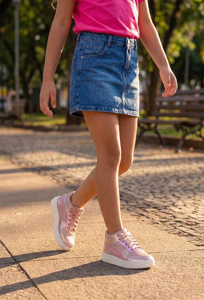 Detalhe do solado antiderrapante off white e acabamento rosa metalizado Menina Fashion